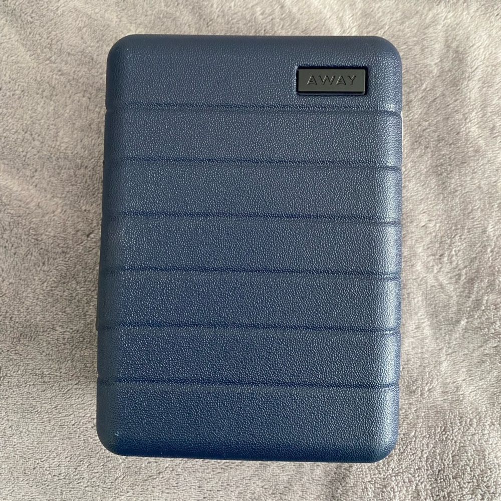 AWAY TOILETRY CASE
